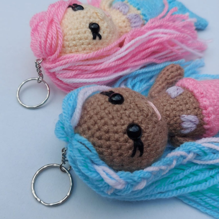 Porte-clés miniature en forme de sirène en amigurumi fait main