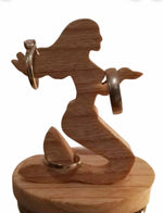 Charger l&#39;image dans la galerie, Support de téléphone, de livre ou de tablette en bois en forme de sirène avec support pour bague
